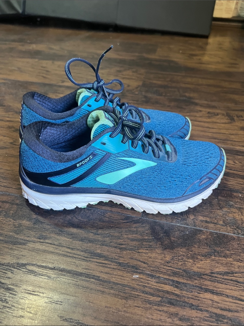 Brooks Woman’s Adrenaline GTS 18 running shoe navy/teal size 8
